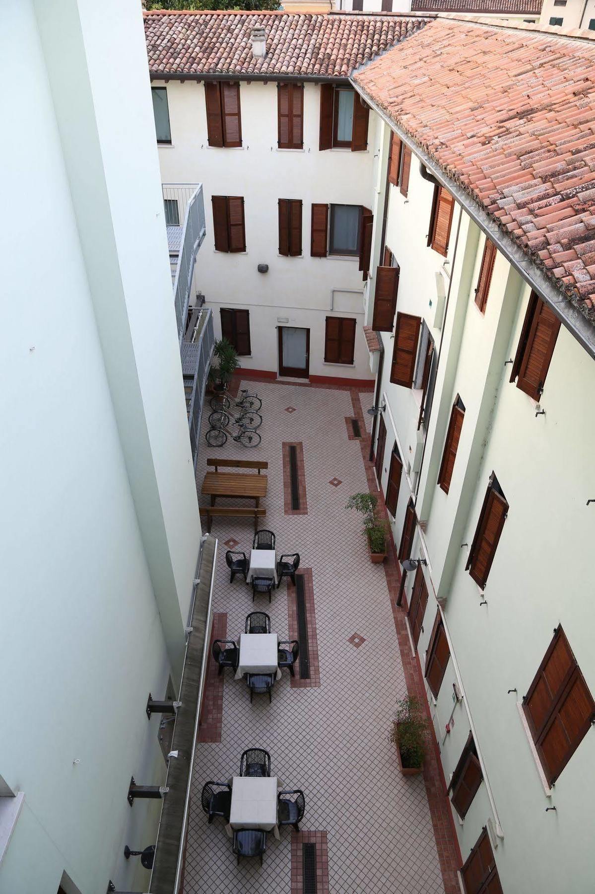 Mantegna Stazione 3* Mantoue